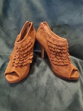 Fahrenheit Brown Suede Scalloped Peep-Toe Heels Size 8  Womens